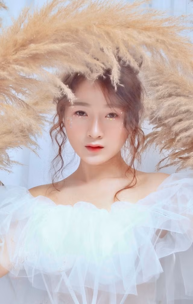 Để có được những bộ ảnh đẹp, những video hút mắt người nhìn, cô nàng đã phải cố gắng giữ thói quen chăm sóc cẩn thận cơ thể, da và tóc để bản thân lúc nào cũng tươi tắn. Bên cạnh đó, diễn viên trẻ còn luôn giữ cho mình tinh thần lạc quan, vui vẻ và thoải mái trong công việc lẫn cuộc sống.