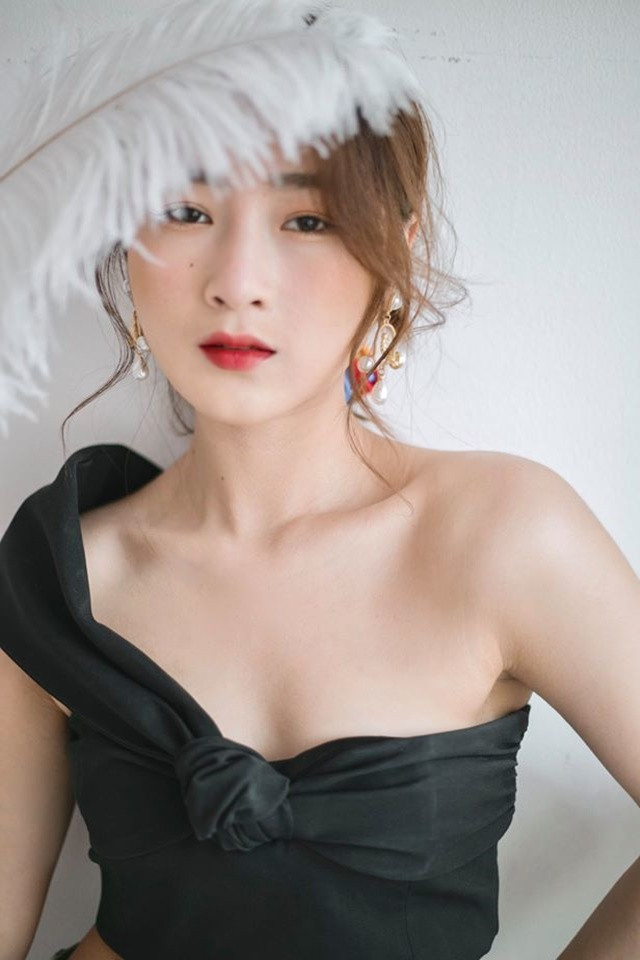  Sở hữu gương mặt thanh tú, xinh đẹp, mang hơi hướm cổ điển, Vi Xù được cộng đồng mạng ví von tựa như mỹ nhân Hong Kong thập niên 80 "xuyên không" đến hiện tại.