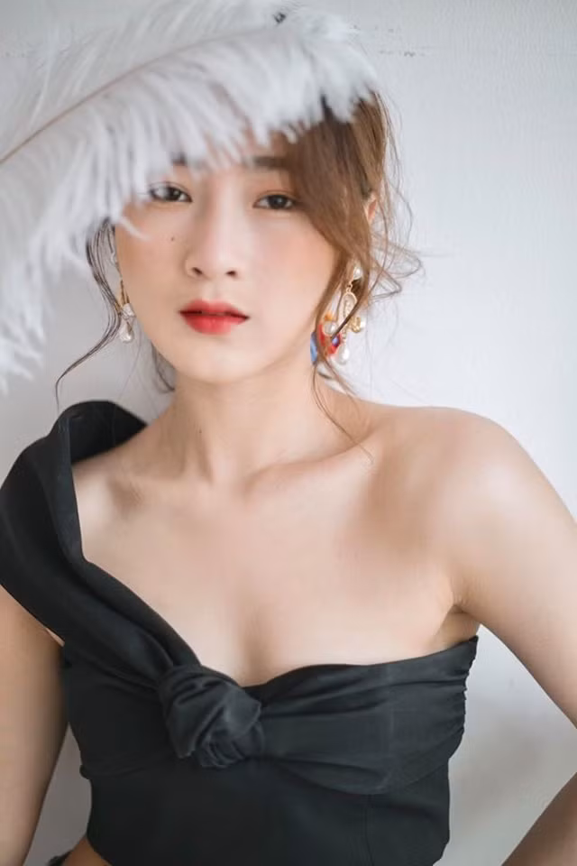  Sở hữu gương mặt thanh tú, xinh đẹp, mang hơi hướm cổ điển, Vi Xù được cộng đồng mạng ví von tựa như mỹ nhân Hong Kong thập niên 80 "xuyên không" đến hiện tại.