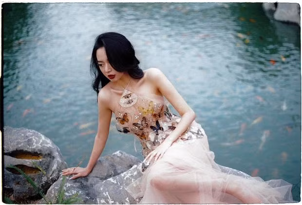 Streamer tung lo anh 18+ khoe da thit sau lop vai mong tanh-Hinh-6