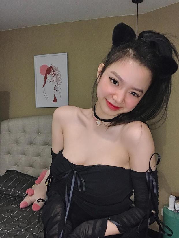 Streamer tung lo anh 18+ khoe da thit sau lop vai mong tanh