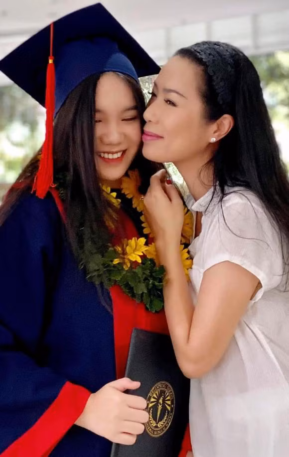 Con gai A hau Trinh Kim Chi cang lon cang 