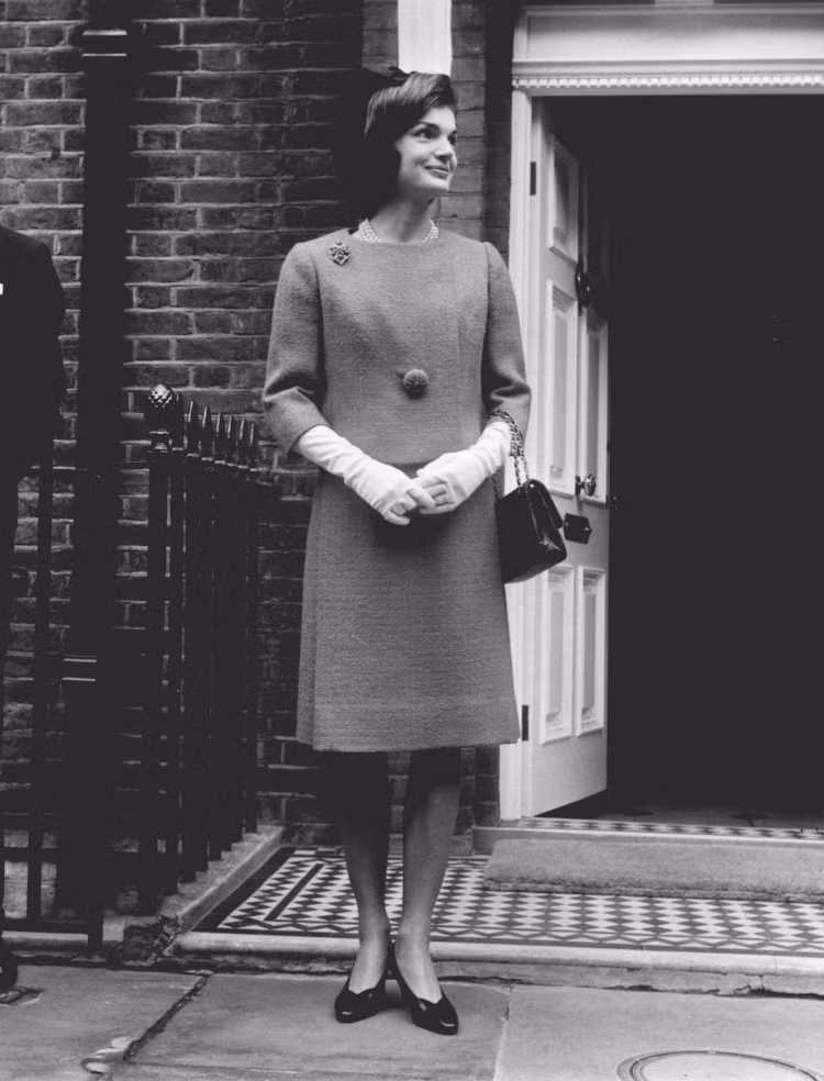 Bà là biểu tượng thời trang thời bấy giờ và có ảnh hưởng lớn đối với các xu hướng thời trang. Ảnh bà Jackie trên đường gặp Nữ hoàng Elizabeth đệ nhị để ăn trưa ngày 28/3/1962.