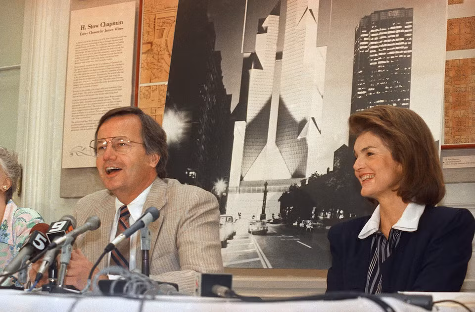 Bà tham gia vào rất nhiều dự án bảo vệ. Ảnh: Bà trong buổi họp báo công bố thành lập liên minh ngăn chặn dự án Coliseum ở New York năm 1987./.