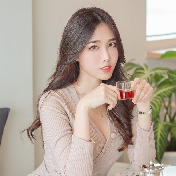 Fedora từng chia sẻ tại trang cá nhân rằng cô có đam mê ăn uống, thích thưởng thức ẩm thực địa phương ở những nơi cô ghé thăm. Tuy nhiên, vì đặc thù công việc phải giữ vóc dáng thanh mảnh, cô phải tích cực tập luyện và có chế độ ăn thường ngày khá khắt khe.