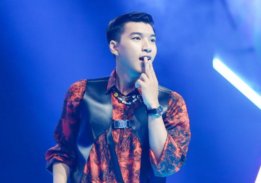  Hieuthuhai (Trần Minh Hiếu, 1999): Ngoại hình sáng là điểm nổi trội của Hieuthuhai so với các rapper trên thị trường. Tại King of Rap, anh tỏa sáng bằng những bản melodic rap lôi cuốn, chất giọng sang và rõ lời. Hieuthuhai góp giọng trong một số bản rap nổi bật từ đầu năm như 5050, Hẹn gặp em dưới ánh trăng và Nghe như tình yêu.