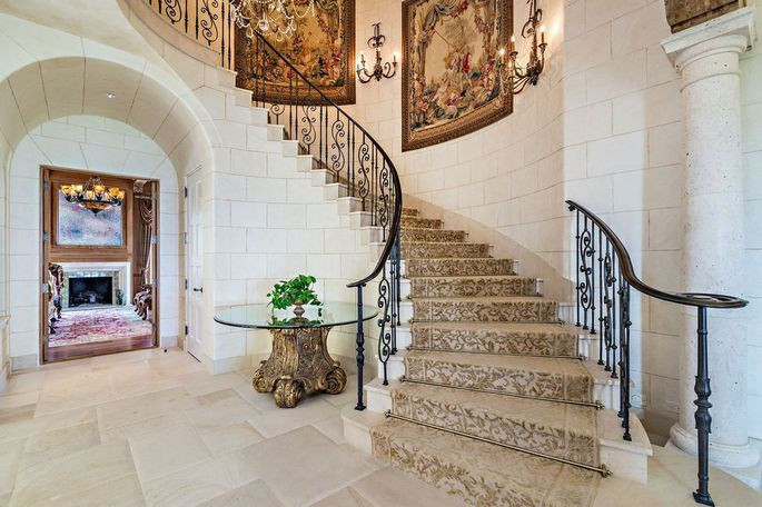 Tiền sảnh thoáng đãng, gây ấn tượng với chiếc cầu thang uốn cong cầu kỳ.