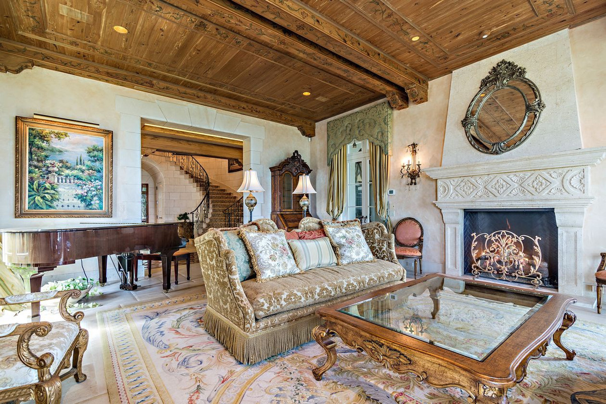 Phòng khách sang trọng, nổi bật với chiếc piano cỡ lớn, lò sưởi mang phong cách cổ điển, cùng những nội thất có hoạ tiết tinh xảo.