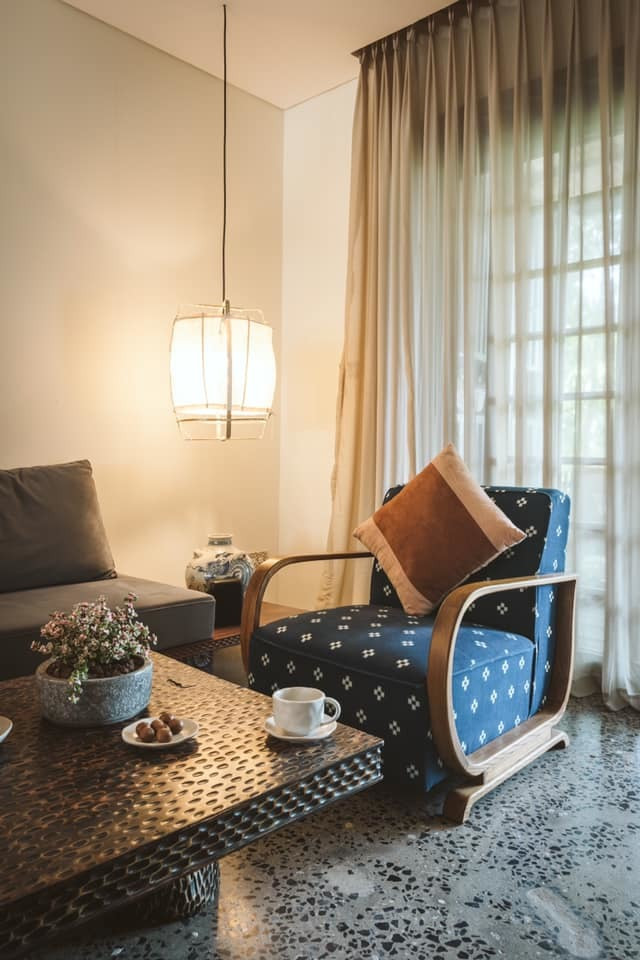 Đệm ghế may bằng vải nhuộm tự nhiên từ củ nâu và chàm.