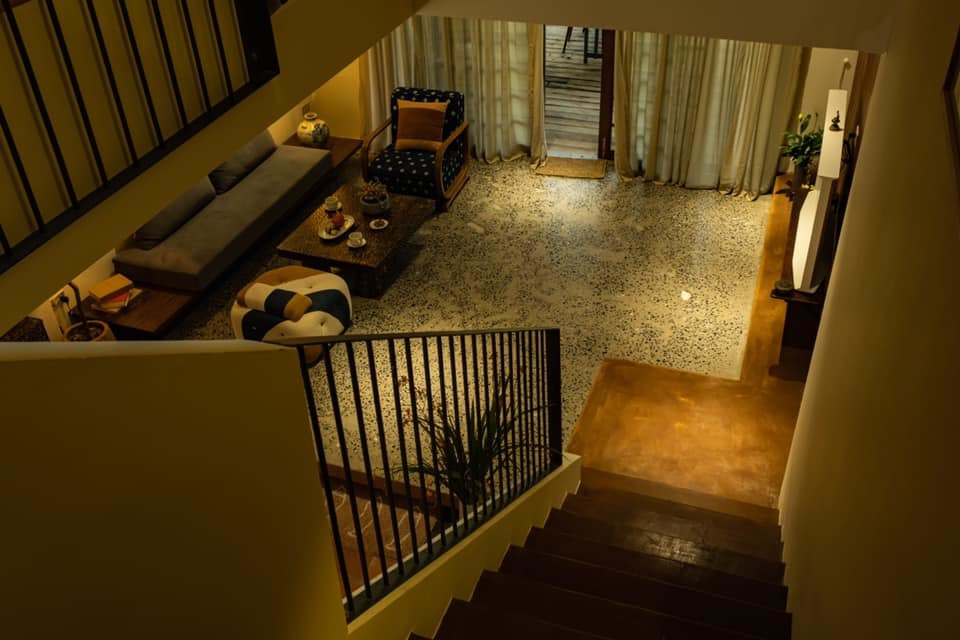 Cầu thang bằng đất, được làm theo công nghệ đặc biệt.