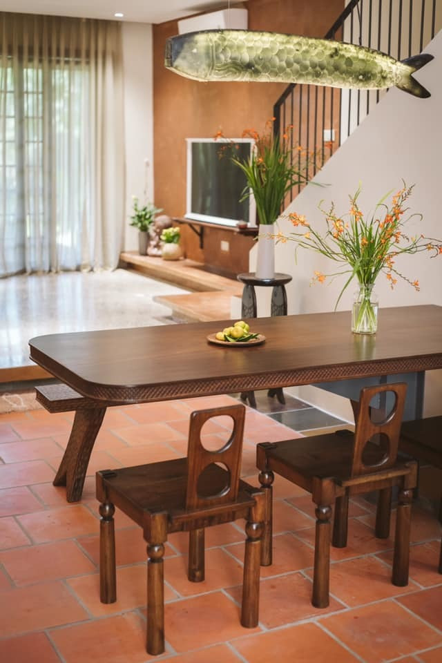 Anh Tùng dùng gạch nung tự nhiên, theo đúng kiểu các cụ ngày xưa làm nhà gạch dày đến 2.5cm để tạo khoảng cách với phòng khách. Hai loại sàn này vào mùa nồm đều không bị "đổ mồ hôi", gây khó khăn cho sinh hoạt của gia chủ như sàn gạch hoa.