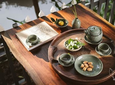 Góc uống trà với bộ ấm chén mang gam màu xanh lục cổ điển, thể hiện sự tinh tế và chiều sâu tâm hồn của gia chủ.