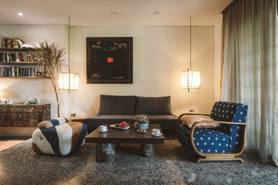 Thêm một vật dụng vẩy nhám, đục lỗ trong phòng khách. Bức tranh treo lệch theo ý đồ của gia chủ. Anh Lê Tùng cho rằng, bố cục chéo cũng có nét đẹp.