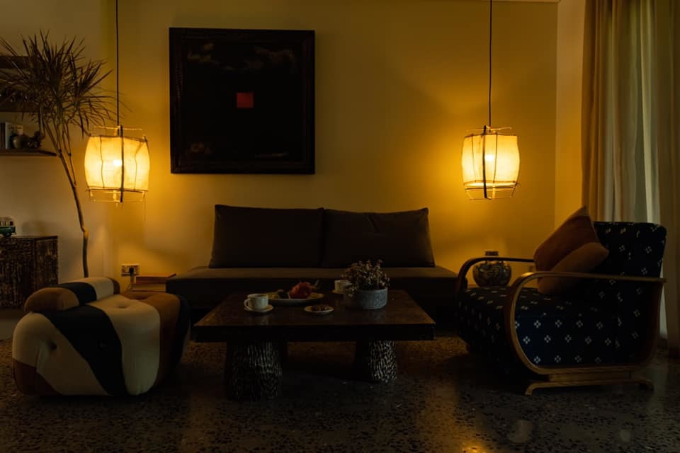 Anh Tùng sử dụng nhiều loại đèn khác nhau cho nhà. Những lúc cần sự ấm cúng khi quây quần, xem phim, anh sẽ sử dụng ánh đèn vàng dịu nhẹ.