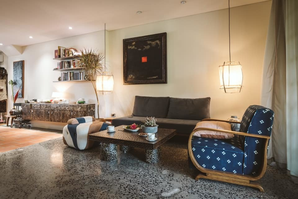 Sàn bê-tông mài, tạo vân. Đèn downlight anh dùng loại chỉ 7W nhưng cũng đủ chiếu sáng. Vì anh dùng đèn cục bộ từng khu vực trong nhà.