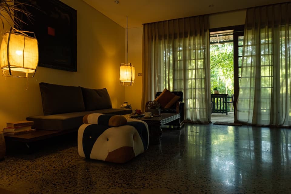 Khung cửa ra sân sau, nơi có bàn trà cho gia chủ ngắm vườn cây, nghe chim hót.