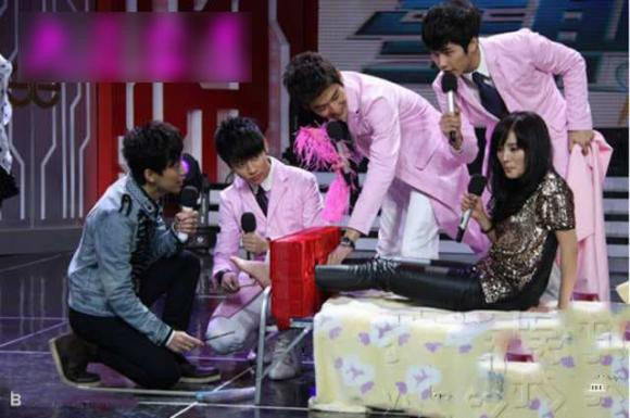 6 my nam, my nu dinh dam lang giai tri Hoa ngu 