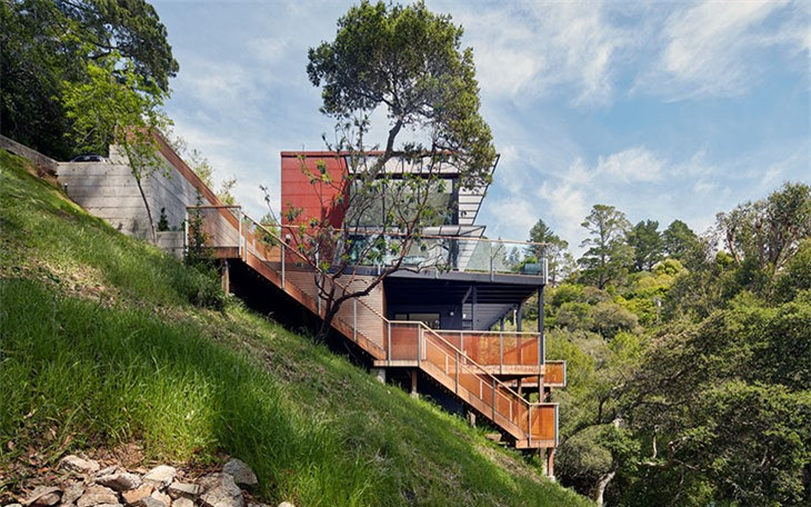 Căn biệt thự được thiết kế bởi nhóm thiết kế Jim Zack nằm tại một sườn núi ở nước Mỹ.