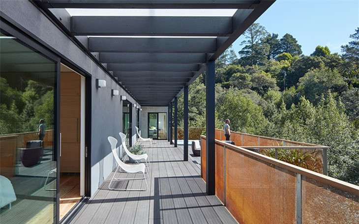 Các kiến trúc sư đã thiết kế cho căn nhà một khoảng ban công rộng để có thể tận dụng làm nơi ngắm nhìn không gian tự nhiên rộng lớn xung quanh.