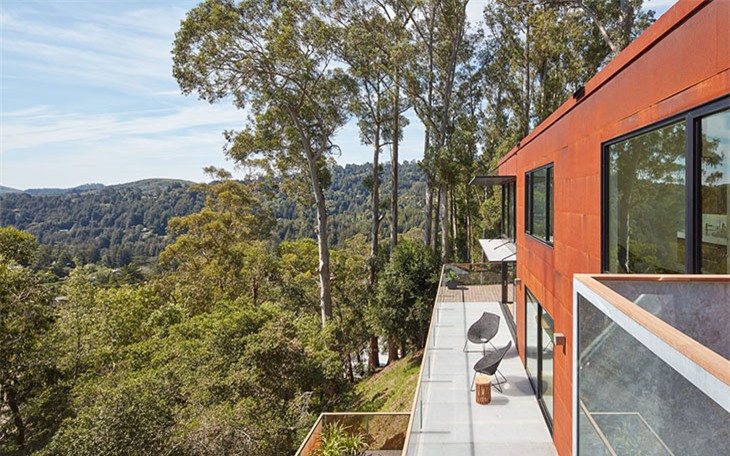 Căn biệt thự nằm trên sườn núi, giữa một cánh rừng rộng lớn và có khoảng không gian tự nhiên bao la xung quanh.