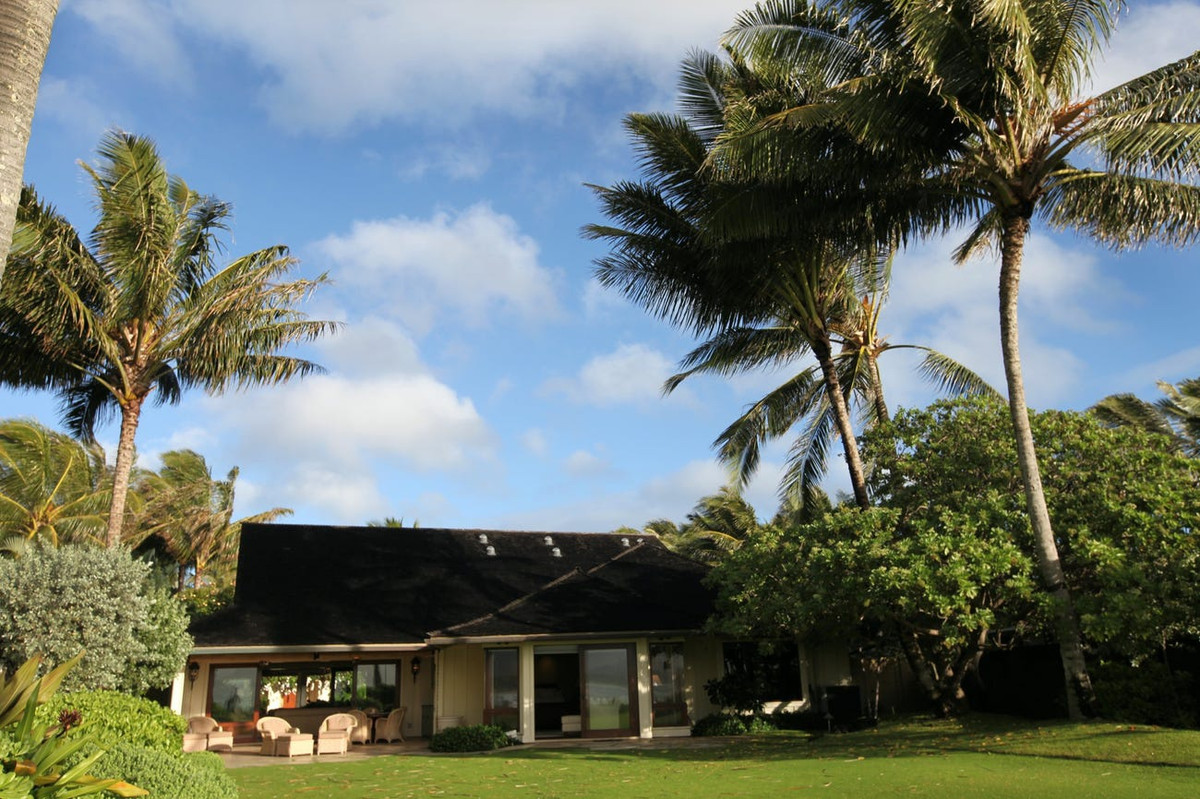 Ngôi nhà một tầng này có diện tích gần 465 m2 với 5 phòng ngủ và 6 phòng tắm. Bên cạnh gia đình vị cựu tổng thống Mỹ, nơi này từng được thuê bởi các ngôi sao điện ảnh như Ryan Reynolds, Bradley Cooper, và Angelina Jolie.