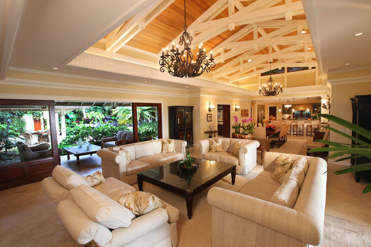 Phòng khách rộng lớn, thoáng đãng, được trang hoàng lộng lẫy với bộ sofa sang trọng và chiếc đèn chùm cầu kỳ.