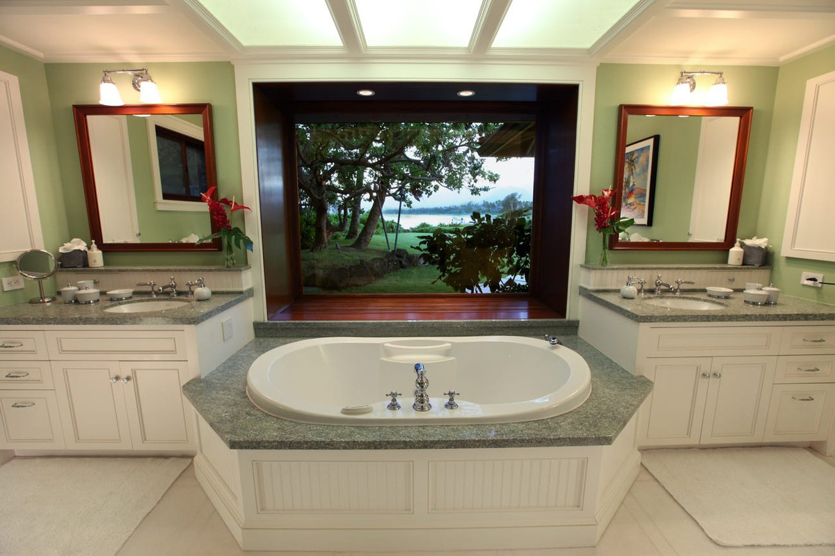 Phòng tắm chính trang nhã, thanh lịch, được trang bị đầy đủ tiện nghi cao cấp.