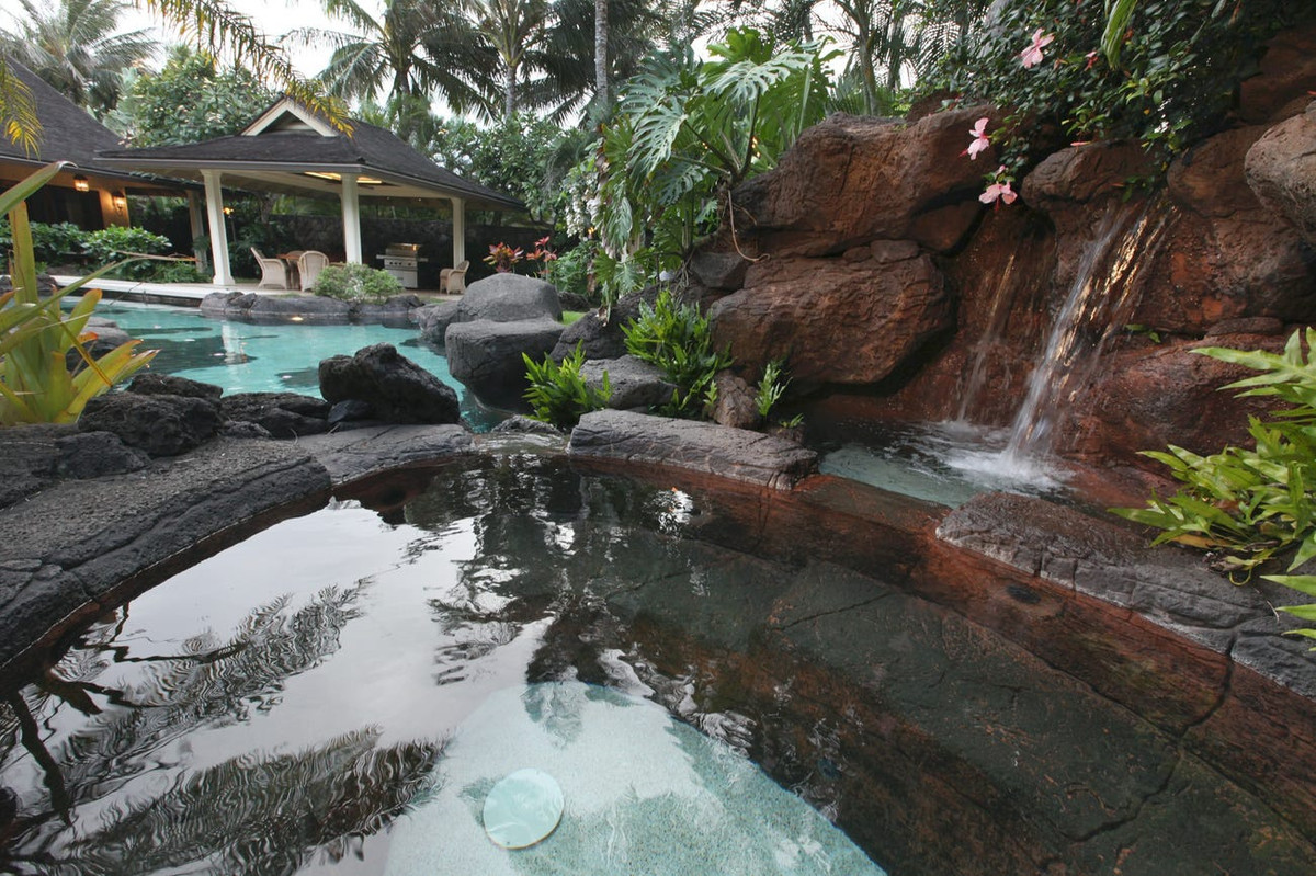 Hồ bơi và bồn ngâm nước nóng ngoài trời được thiết kế độc đáo để đem lại cảm giác gần gũi với thiên nhiên.