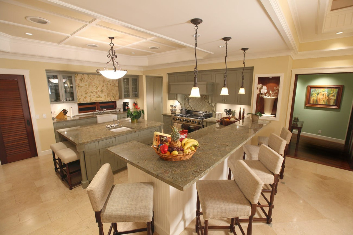 Nằm liền kề phòng khách là nhà bếp cao cấp, được trang bị đầy đủ thiết bị nấu nướng hiện đại và các nội thất đắt tiền.