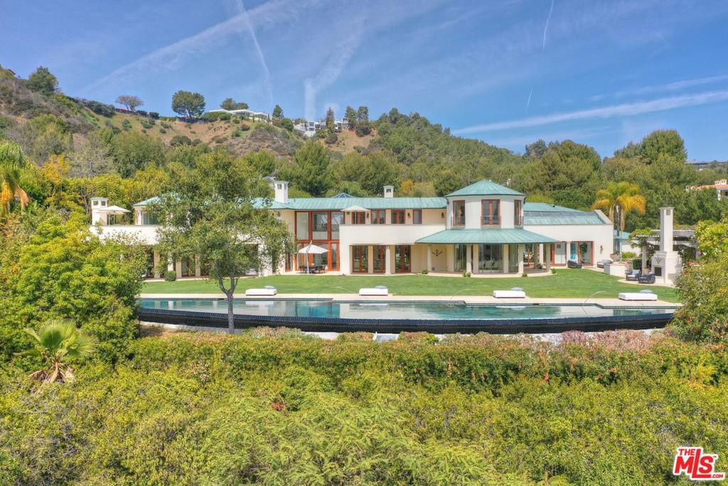 Căn biệt thự nằm trên khuôn viên rộng gần 7.700 m2 tại khu Beverly Hills giàu có của thành phố Los Angeles.