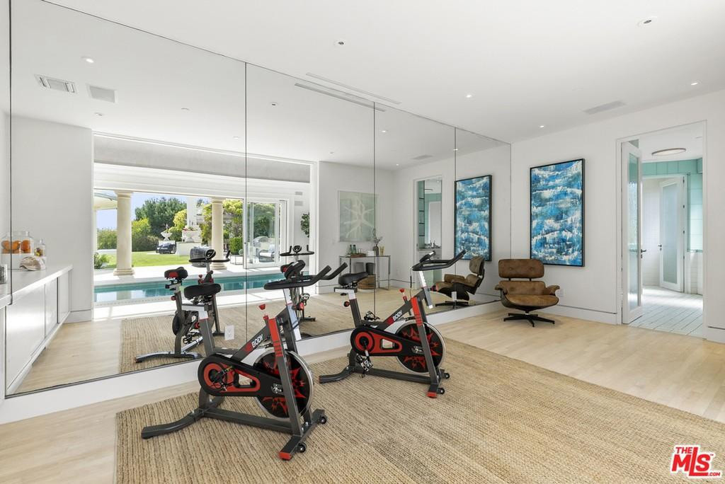 Các tiện ích nổi bật bên trong căn biệt thự có thể kể đến phòng tập thể dục, quầy bar, hầm rượu, và thư viện.