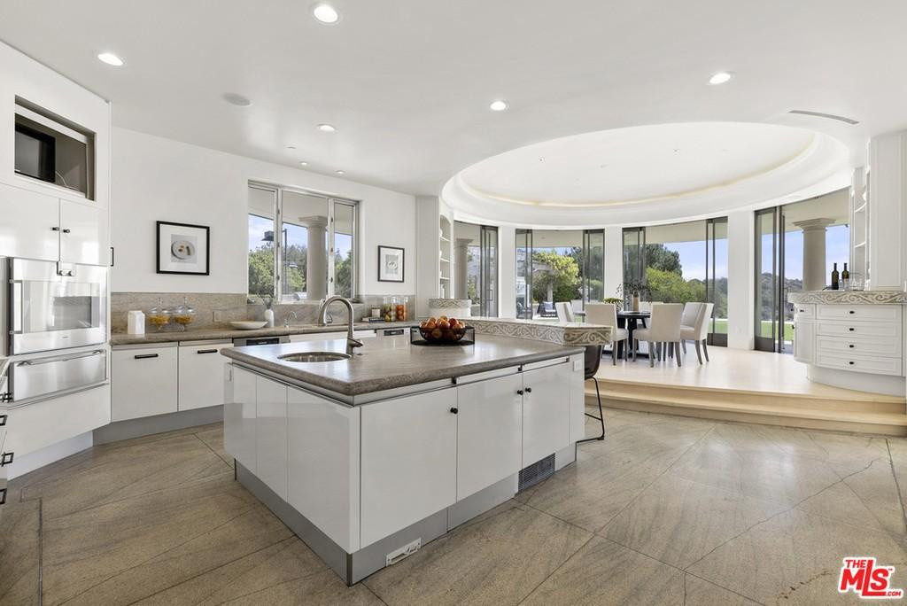 Không gian nhà bếp được thiết kế cởi mở, thông thoáng. Khu vực này được trang bị những nội thất sang trọng cùng các thiết bị nấu nướng cao cấp.