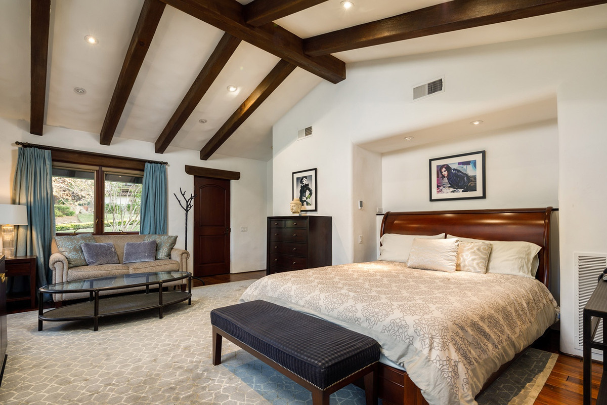 Phòng ngủ chính trang nhã, tràn ngập ánh sáng tự nhiên. Những gam màu sáng đem lại cảm giác nhẹ nhàng, dễ chịu cho gia chủ.