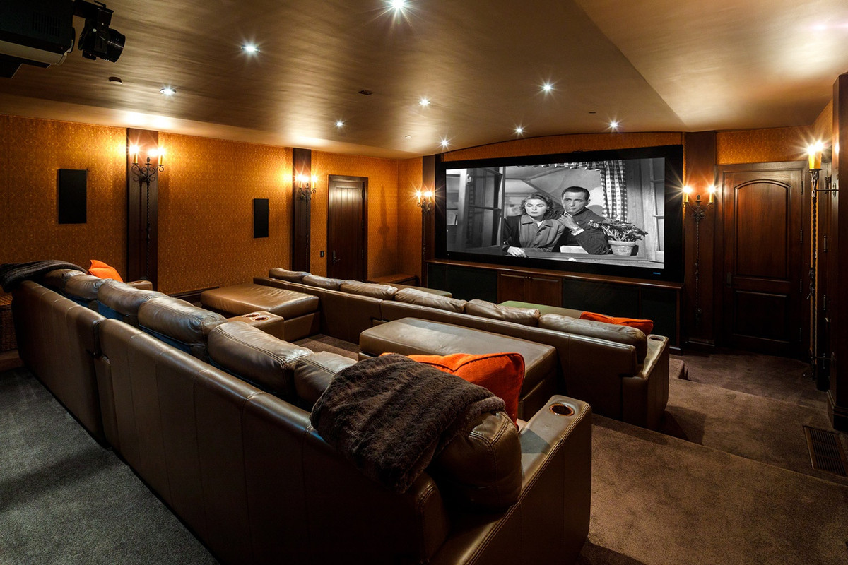 Những tiện ích nổi bật khác bên trong căn biệt thự bao gồm rạp phim, phòng tập thể dục, và hầm rượu.