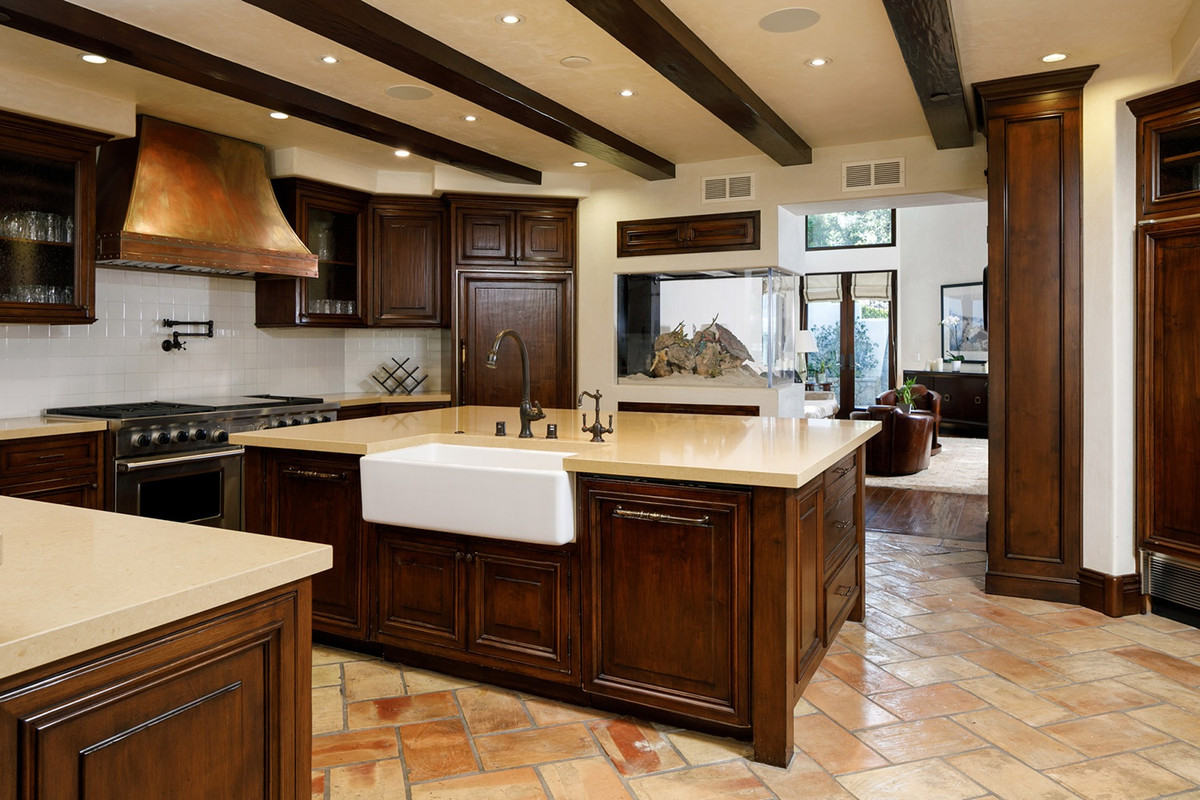 Nhà bếp rộng lớn, cởi mở, được trang hoàng với hàng loạt thiết bị nấu nướng cao cấp, hiện đại.