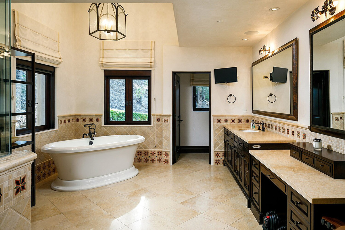 Phòng tắm chính rộng rãi, lộng lẫy, mang tông màu be chủ đạo, được trang bị đầy đủ tiện nghi cao cấp.