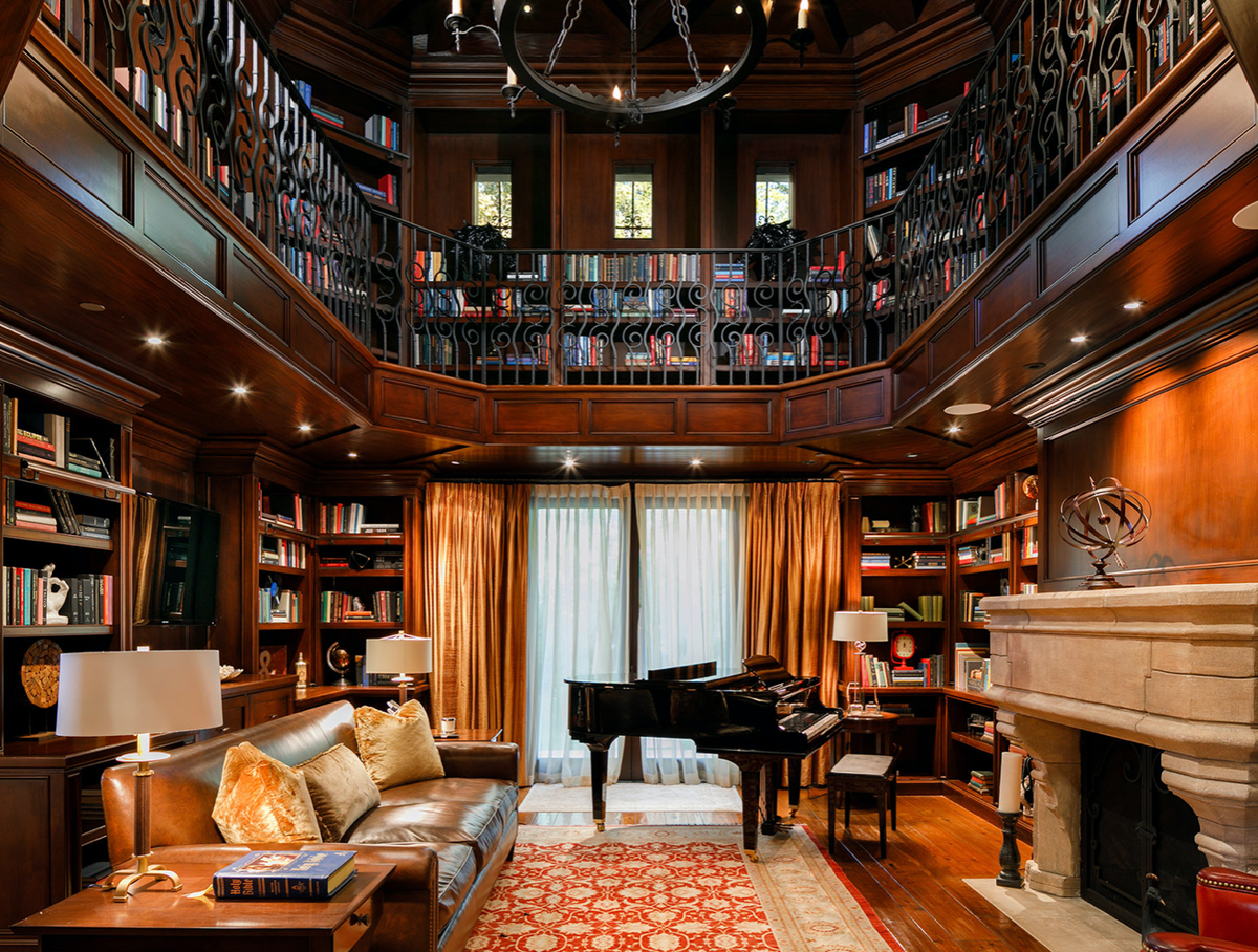 Thư viện ấm cúng, mang phong cách cổ điển với những bức tường được lát gỗ sồi cứng. Điểm nhấn tại đây là chiếc piano và những kệ sách âm tường.