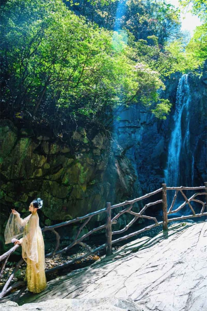 Trên núi có những hồ nước nhỏ, nước trong vắt, khung cảnh yên tĩnh, thích hợp cho việc chụp ảnh và nghỉ ngơi. Đặc biệt vào mùa xuân, khi hoa đỗ quyên nở rộ, phong cảnh ở đây càng thêm đẹp bội phần. Có rất nhiều điểm check-in rất đẹp tại đây, trong đó có “thác nước một dòng”, nước trắng xóa, nổi bật giữa rừng cây xanh. Tuy phong cảnh đây không phải đẹp nhất Trung Quốc, nhưng ở Chiết Giang thì nơi này là đẹp nhất.