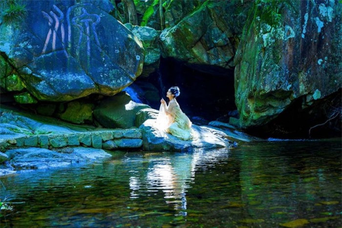 North Zhejiang Grand Canyon còn được mệnh danh là "Cao nguyên Thanh Hải-Tây Tạng của Chiết Giang". Cảnh quan nơi đây rất ngoạn mục, có hàng trăm đỉnh núi cao trên 1.000m, với nhiều vách đá kỳ lạ. Thác Bitan tại đây bao phủ bởi những rặng thông, nếu vào ngày mưa, nơi này sẽ chìm trong sương mù, khiến nó thêm phần bí ẩn.