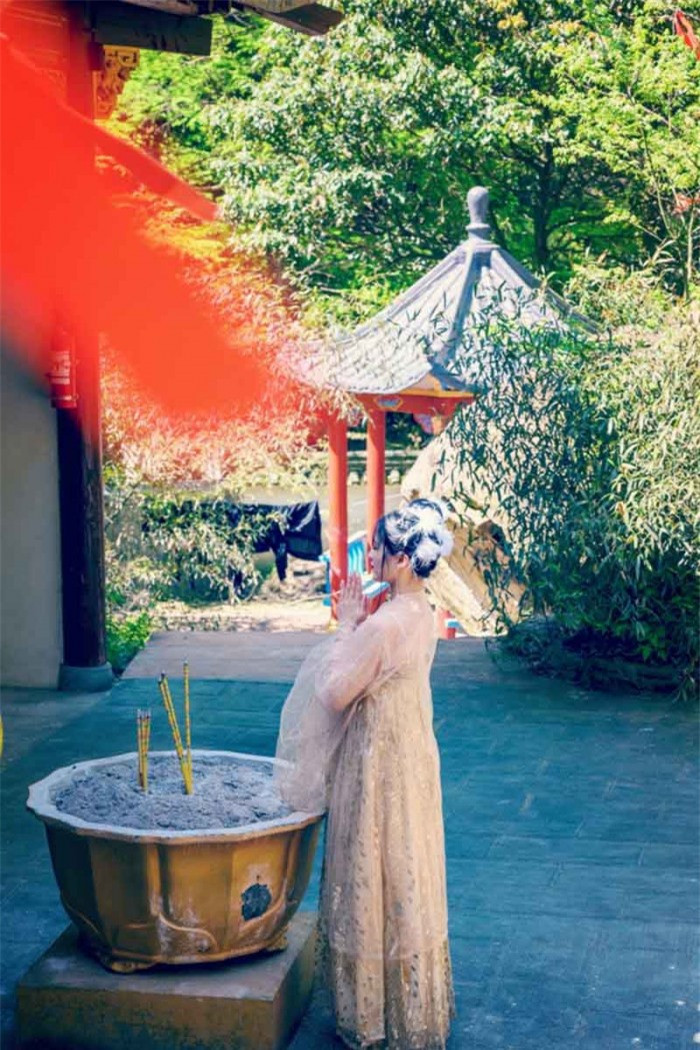 Ngoài ra còn có một ngôi chùa ẩn mình trong núi, kết hợp giữa Phật giáo và Đạo giáo, lịch sử có thể bắt nguồn từ thời nhà Hán cách đây hơn 2.000 năm. Hầu hết mọi người đến đây đều muốn ghé vào xin phước lành. 