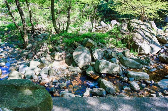 Vào thời nhà Hán, khi chiến tranh xảy ra, người ta nhận thấy địa thế nơi này núi non hùng vĩ, phong cảnh tuyệt đẹp, dễ phòng thủ nhưng lại khó tấn công. Vì vậy, quân đội đã từng dừng chân tại đây và có nhiều câu chuyện kỳ bí xoay quanh thắng cảnh này.