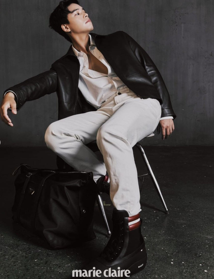 Trong bộ ảnh chụp cho Marie Claire, nam diễn viên thể hiện hình ảnh nam tính, lịch lãm với thân hình săn chắc, cân đối. Khán giả Hàn Quốc dành nhiều lời khen cho sự kiên trì và quyết tâm cải thiện vóc dáng của Lee Jang Woo.