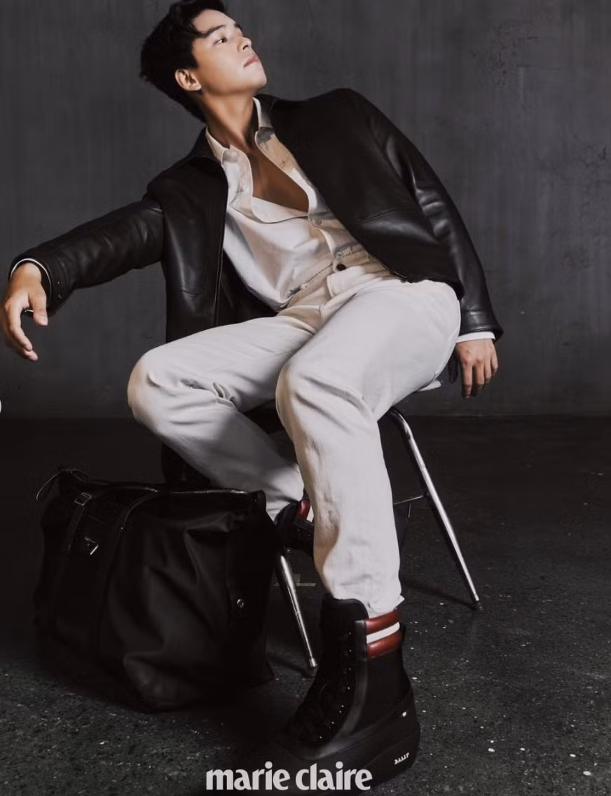 Trong bộ ảnh chụp cho Marie Claire, nam diễn viên thể hiện hình ảnh nam tính, lịch lãm với thân hình săn chắc, cân đối. Khán giả Hàn Quốc dành nhiều lời khen cho sự kiên trì và quyết tâm cải thiện vóc dáng của Lee Jang Woo.