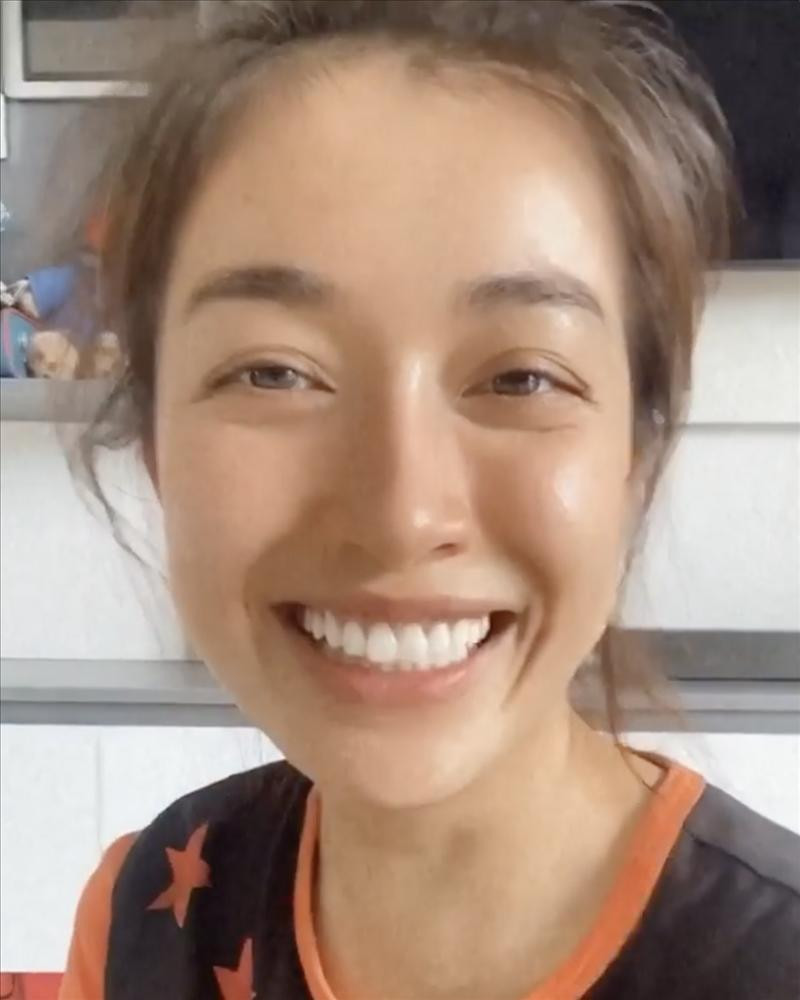 uy nhiên môi của Á hậu Hoàn vũ Việt Nam 2015 vẫn bình thường mà đây chỉ là một trò chơi khăm đang cực kỳ viral trên mạng.