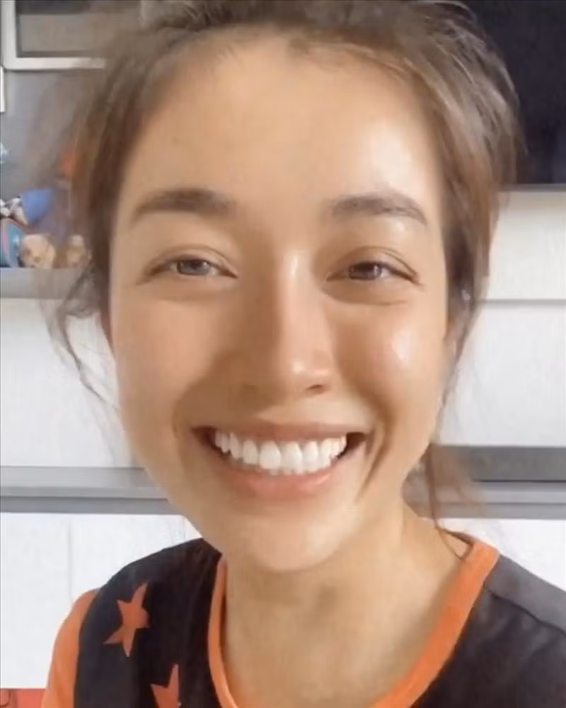 Tuy nhiên môi của Á hậu Hoàn vũ Việt Nam 2015 vẫn bình thường mà đây chỉ là một trò chơi khăm đang cực kỳ viral trên mạng.