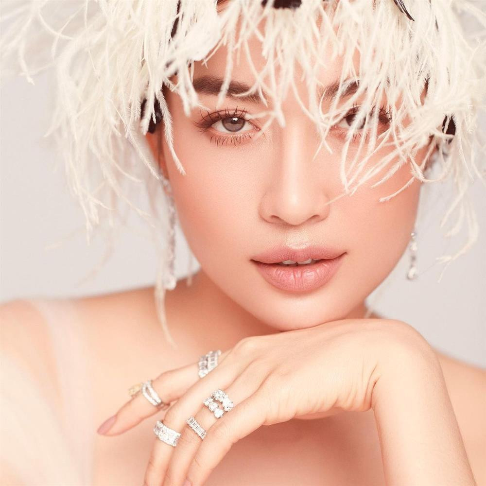 ệ Hằng cũng không được lòng một bộ phận dân mạng khi chia sẻ hình ảnh cà khịa khoảnh khắc hồi hộp đợi vương miện Miss Universe 2020 như cương thi.