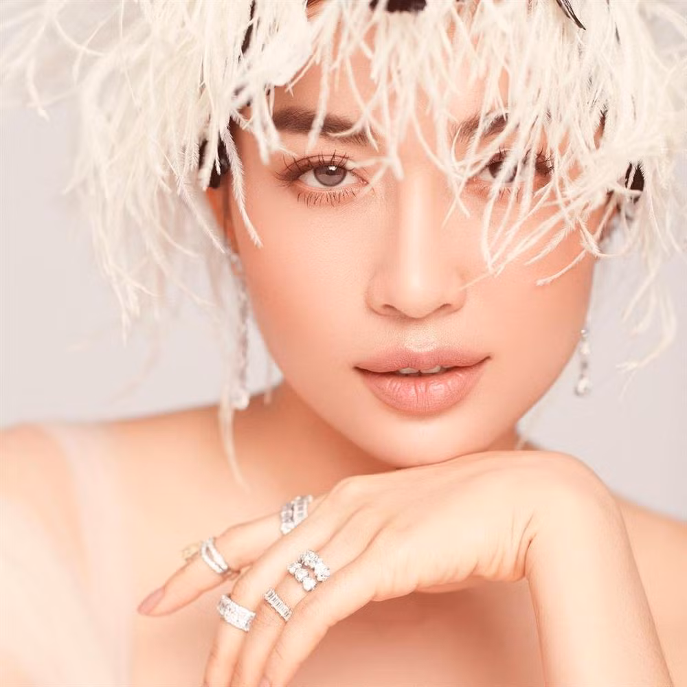 Lệ Hằng cũng không được lòng một bộ phận dân mạng khi chia sẻ hình ảnh cà khịa khoảnh khắc hồi hộp đợi vương miện Miss Universe 2020 như cương thi.