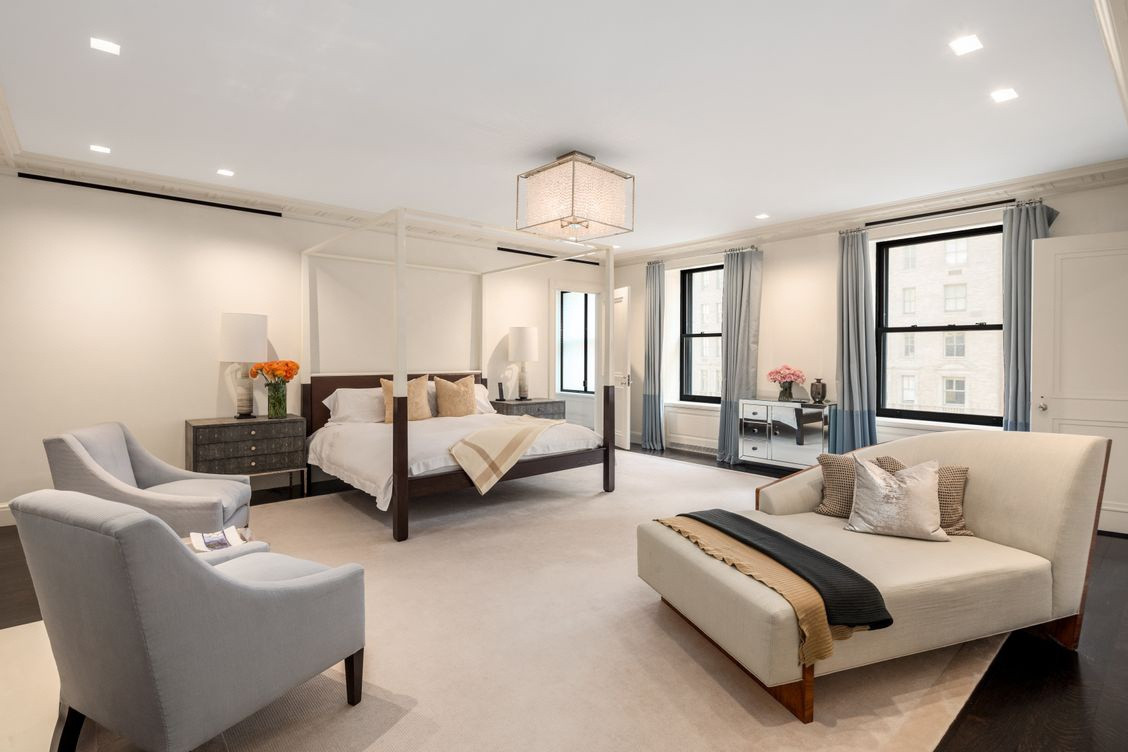 Phòng ngủ chính thoáng đãng, tràn ngập ánh sáng tự nhiên, mang những gam màu nhẹ nhàng, thanh lịch.