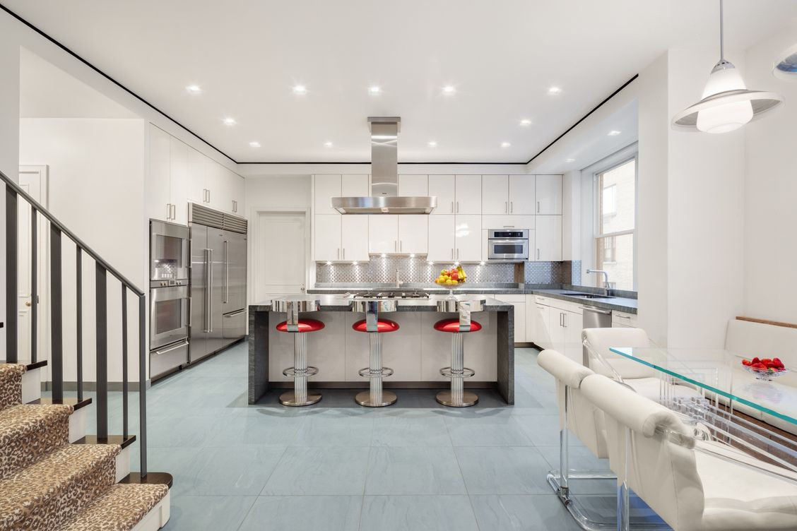 Nhà bếp thoáng đãng, có thiết kế cởi mở với tông màu kem chủ đạo.