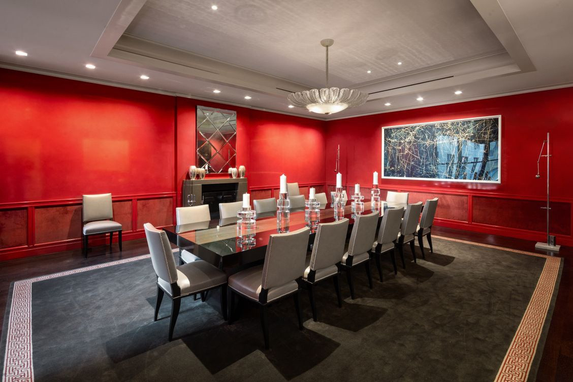 Phòng ăn rất rộng, được sơn màu đỏ bắt mắt. Nội thất ở căn phòng này được bài trí tinh tế, hài hoà.